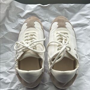Tory Burch Sneakers Cerbiatto. White and Beige